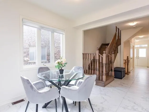 Stylish Home In Waterdown